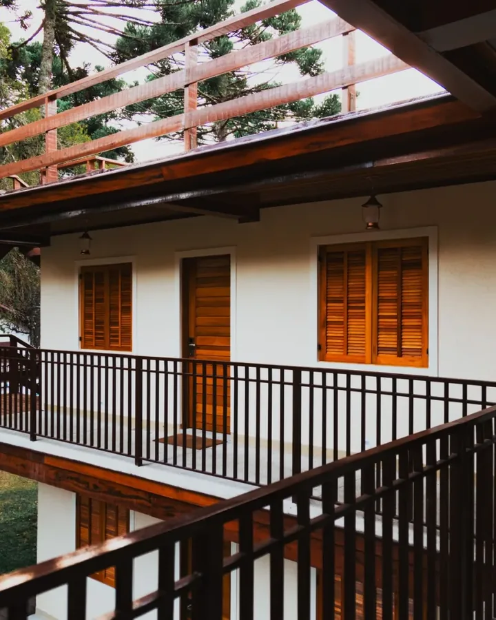Chủ nhà đón khách nhận phòng